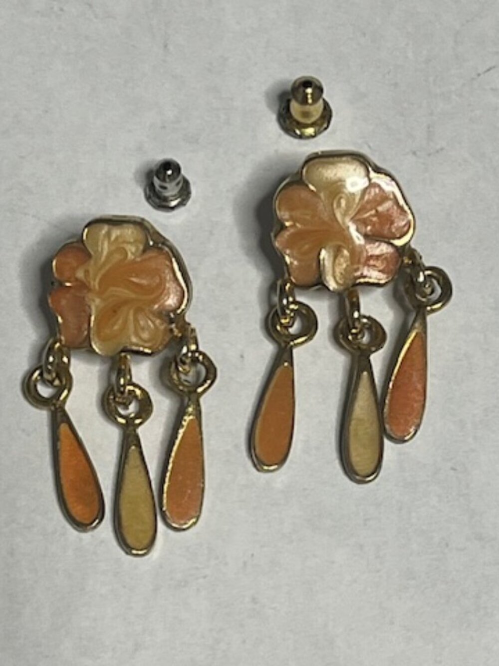 VTG Gold Tone Peachy Orange Enamel Flower Earrings w/ 3 Dangling Teardrop Charms